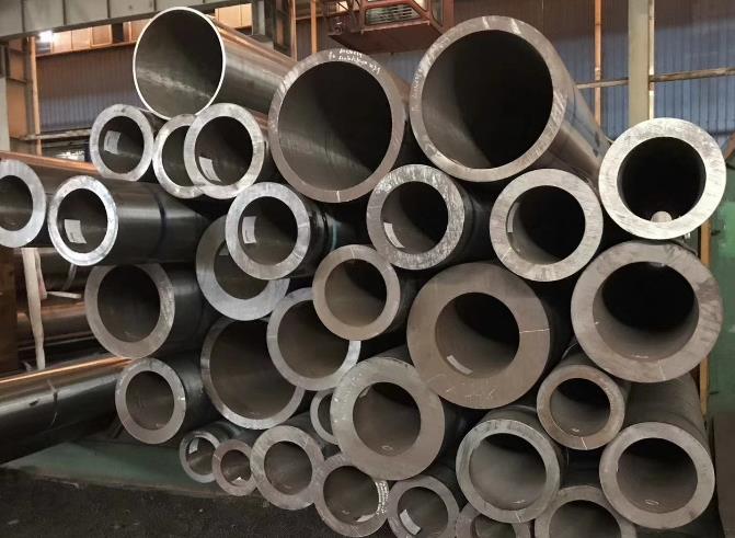 山東合金鋼管經(jīng)過熱軋（擠、擴）或冷軋（拔）等工藝制成的無縫鋼管